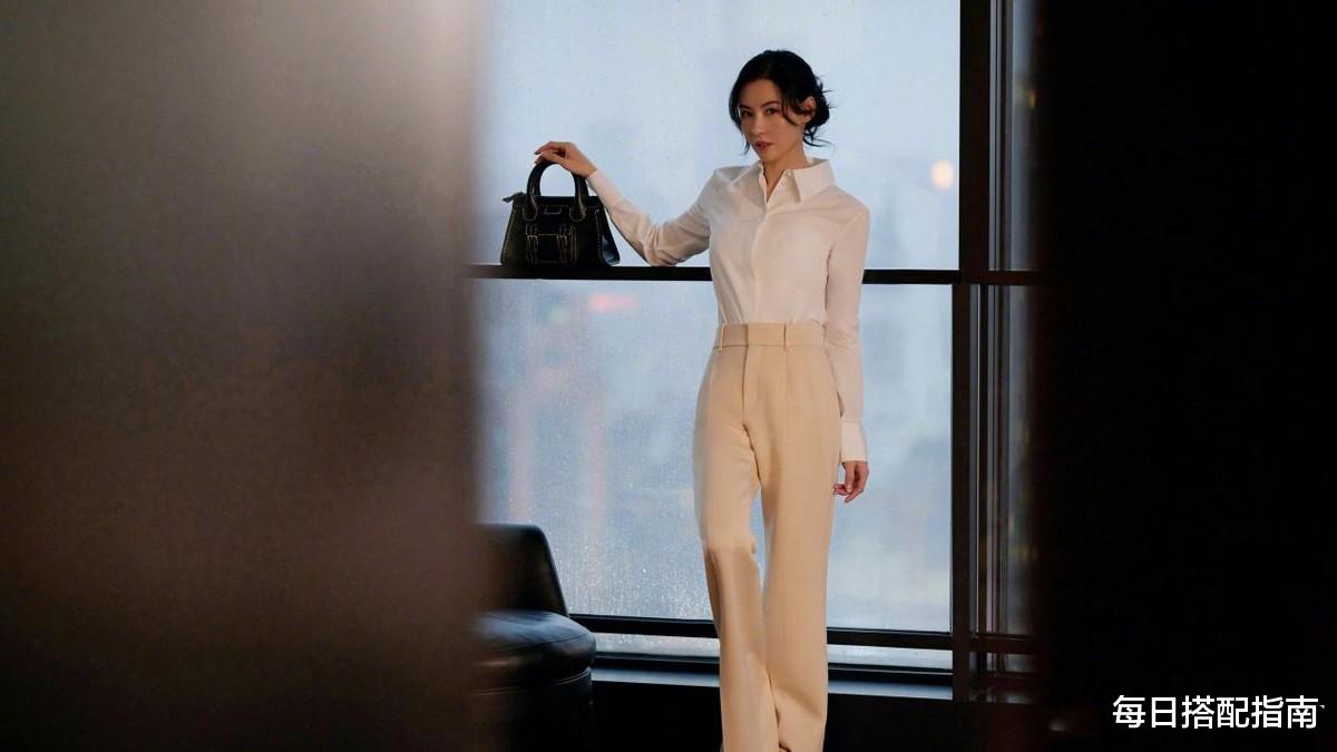 每日搭配指南 张柏芝魅力不减当年，穿米色西装优雅知性，近距离也看不出年龄