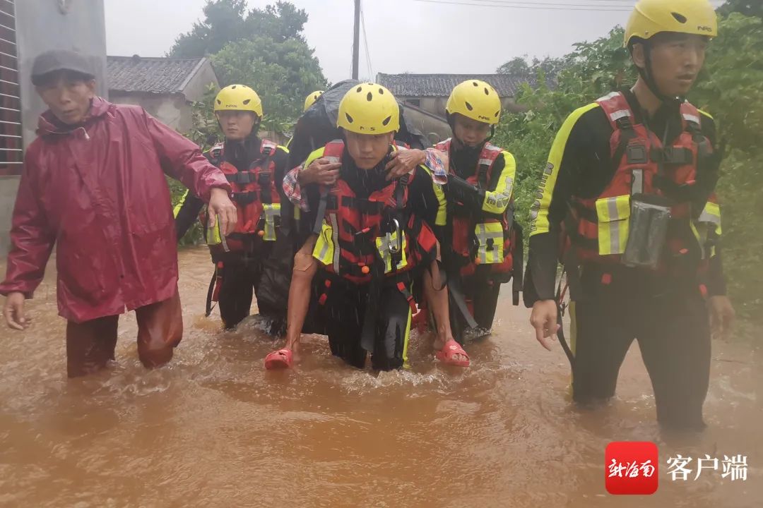 水库 正在搜救！一渔船被冲翻入海，4人去救，2人失踪