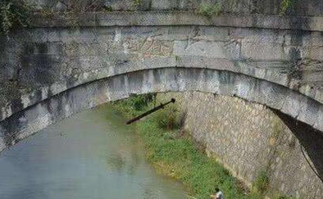 新民|新民桥下挂着的一把古剑，已挂了百年，为何无人敢盗走？