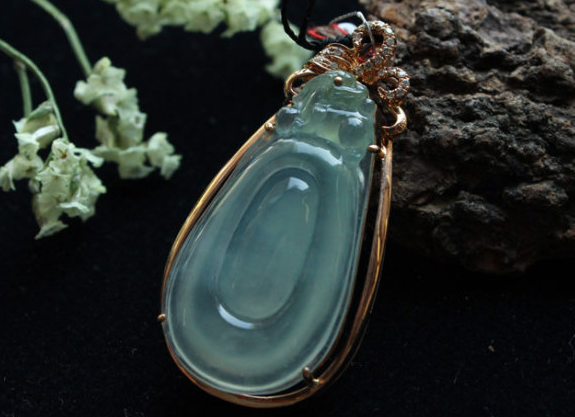 |不知道佩戴什么样的翡翠饰品，就挑选观音笑佛的主题，不会出错