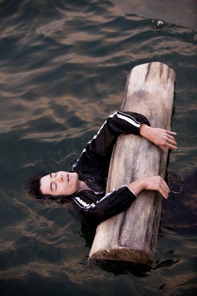 钟丽缇|当演员很容易？吴谨言被蝎子爬后背，钟丽缇被蚂蚁爬满身体