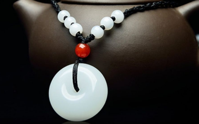 |新手想把玩和田玉，在前期会有选择困难症，倒不如选择这三种原料