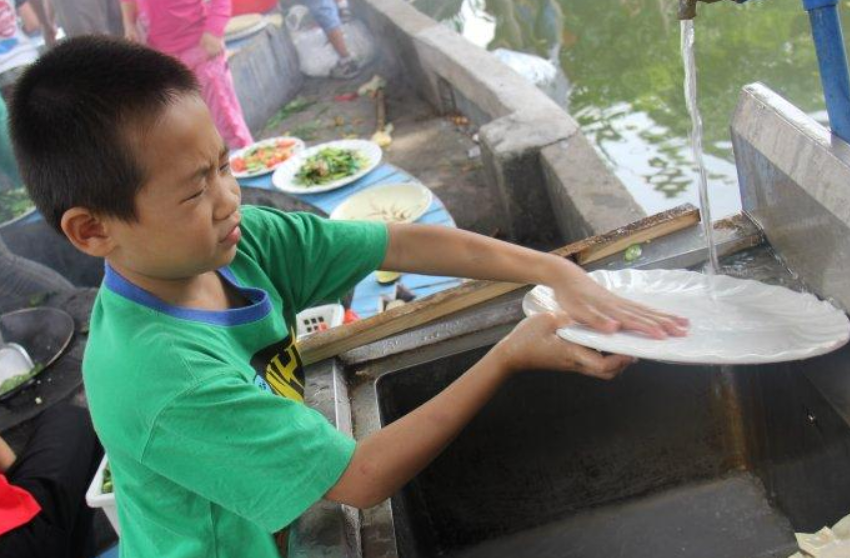 四处看看新鲜事 管得越多孩子越废?忽略这些原因,很难培养出勤快独立的下一代?