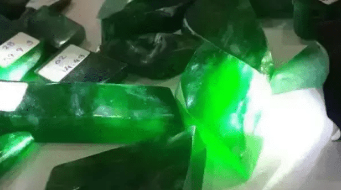 翡翠|从身价10亿到一无所有，只因一块翡翠原石，又重回巅峰时刻！