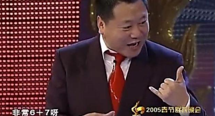 春晚|2001年春晚《卖拐》，范伟的一个失误一生阴影，赵本山平不了那坑