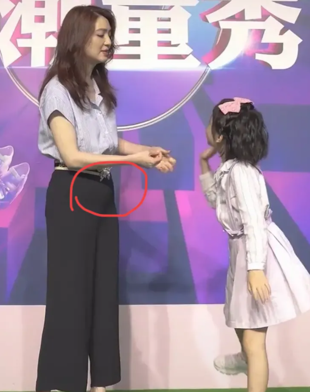 洪欣|洪欣罕见携女T台走秀，小肚腩凸显，竟被7岁女儿给抢去了风头