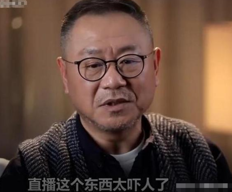 春晚|2001年春晚《卖拐》，范伟的一个失误一生阴影，赵本山平不了那坑