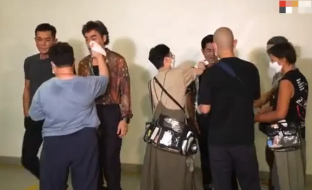 古天乐|50岁古天乐太心酸!四名助理帮郭富城端水擦汗,他只能尴尬的看着