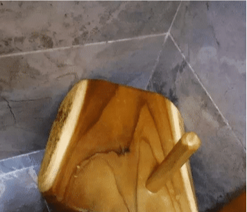 “酒店卫生间开始有这种椅子了？这是用来干什么的？”