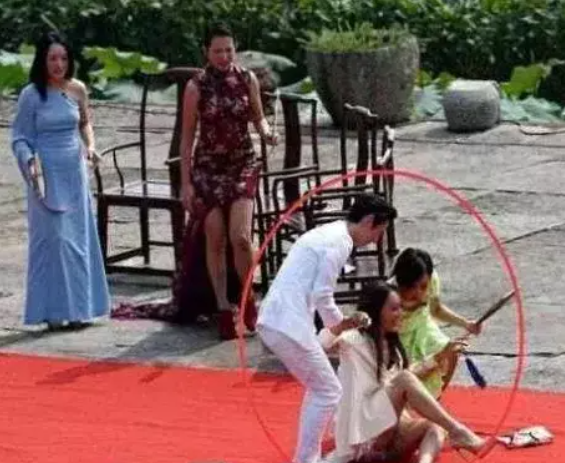 天官赐福|明星的尴尬瞬间:邓超手在抓啥,刘亦菲都笑弯了腰!