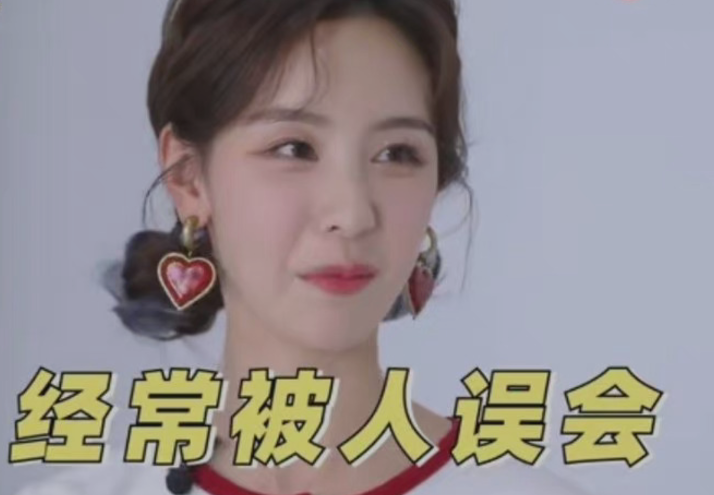 花花管家小希 陈都灵化女团妆美呆了！自嘲不笑的时候被误会高冷，明明的甜妹子