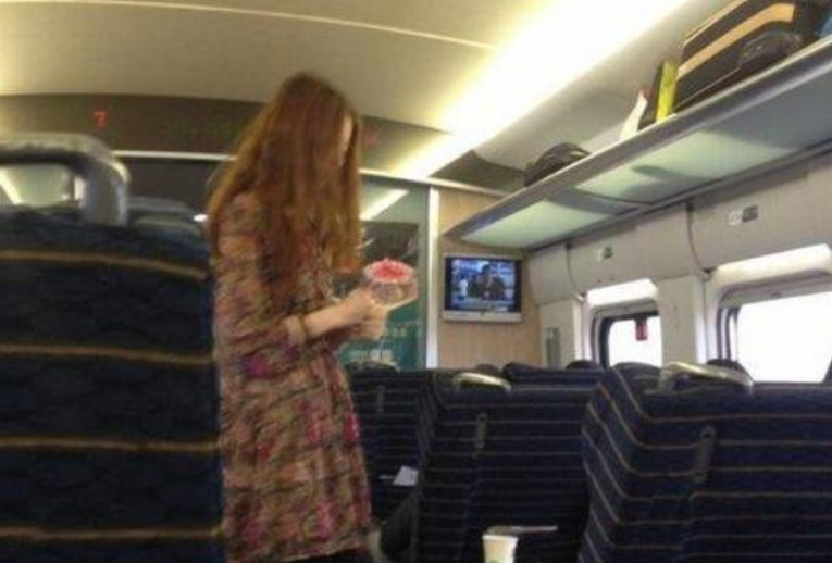 社会新视点 女子高铁上把列车长打的满脸血,又脱光衣服四仰八叉裸露身体!
