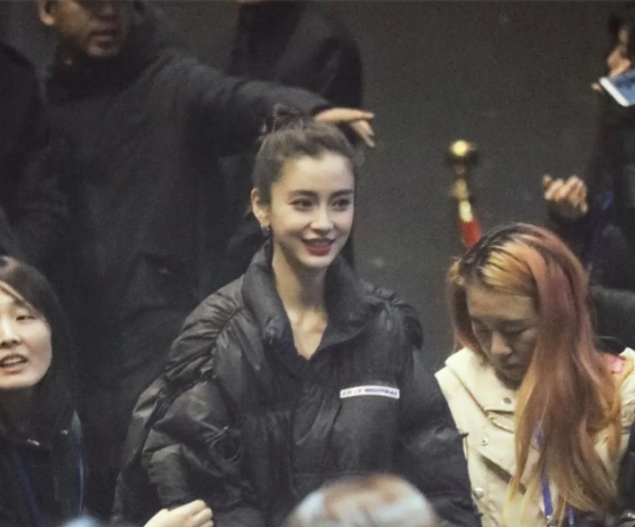 Angelababy|杨颖是有多瘦？穿羽绒服显得很臃肿，但是扎起丸子头与脖颈暴露了她的真实状态！