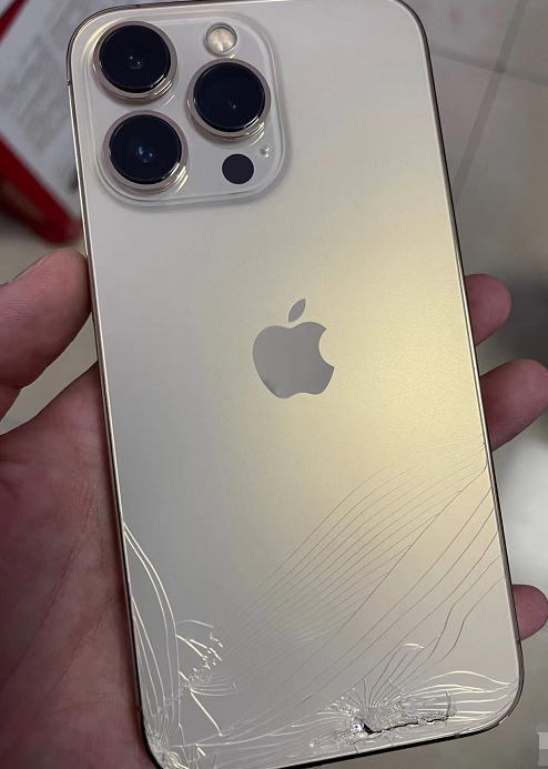 荣耀|刚买不久的iPhone13Pro摔了，换后壳?得?4000块！心疼到飞起！