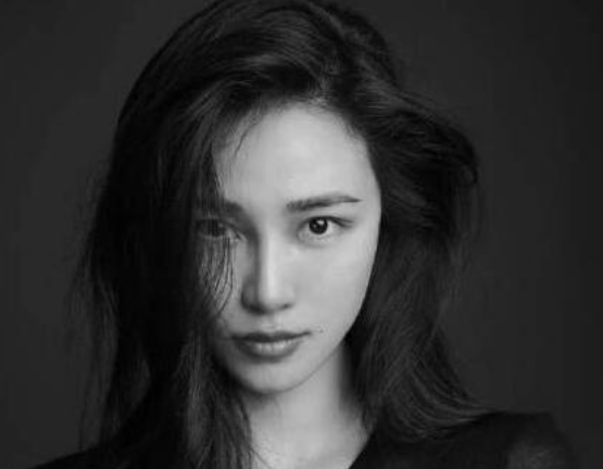 陈漫|娱乐圈著名摄影师陈漫因为一张照片推到了舆论的前沿，数以万计的网友给陈漫留言