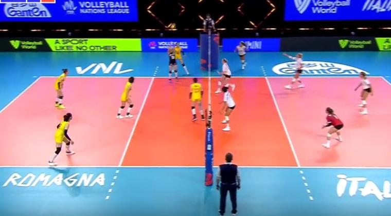 姚迪|郎平無奈了！王夢潔和姚迪聯(lián)手上演名場面，加拿大主帥都笑了