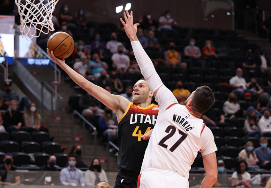 爵士队|湖人连遭打击！安东尼爆发，利拉德三人组74分爆冷逆袭，西部乱了