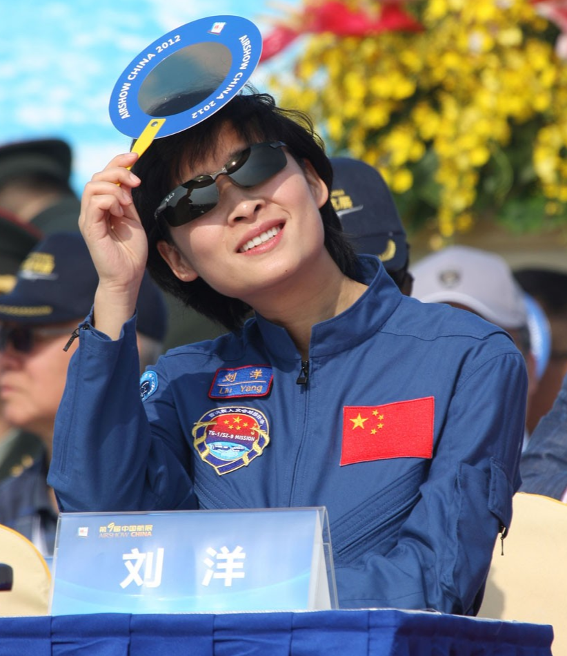 刘洋|中国首位女航天员刘洋近况，丈夫帅气露面，生活现状让人羡慕不已