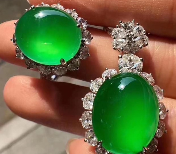 翡翠|翡翠最正的绿色需要满足这几点要求,色差一分价差十倍! ?