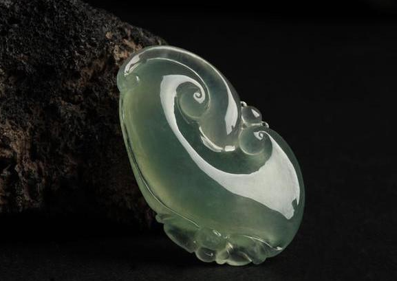 翡翠|油青翡翠是什么？这种翡翠到底值不值钱？