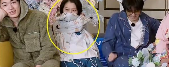 关晓彤|关晓彤起床后素颜曝光，头发凌乱不堪，脖子上的印记太明显！