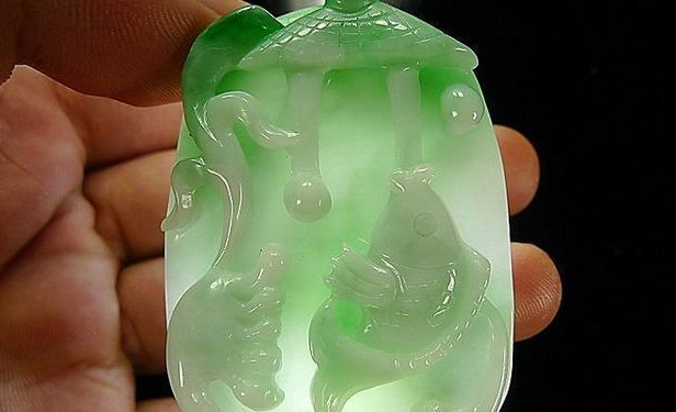 博物馆|不知道佩戴什么样的翡翠饰品，就去挑选翡翠手镯吧，好看还有意义