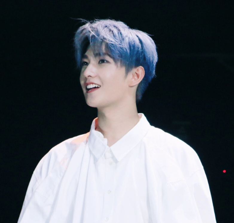 杨洋|杨洋的造型也太好看了吧，一头蓝色的头发，真的很适合他