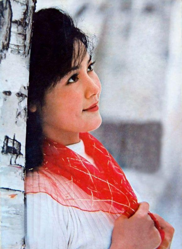 姜黎黎|“红牡丹”姜黎黎，68岁风韵犹存，晒与老公近照，女儿遗传了她的美貌