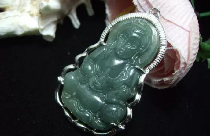 依沐翡翠 新人刚接触翡翠时，要注意哪些事情？这几点很重要