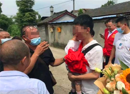 四川省 四川男孩6岁被拐，悄悄将生父名字藏枕头下，32年后DNA比对团圆