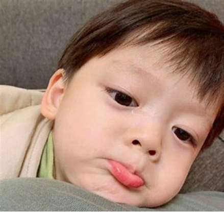 灵琳说育儿 孩子在地铁上不断又哭又闹，“父亲”低下头看手机，旅客的话使他心虚