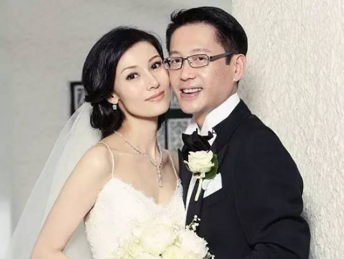 李嘉欣|妈妈是港姐李嘉欣，爸爸是富豪许晋亨，“试管儿子”长相却这样