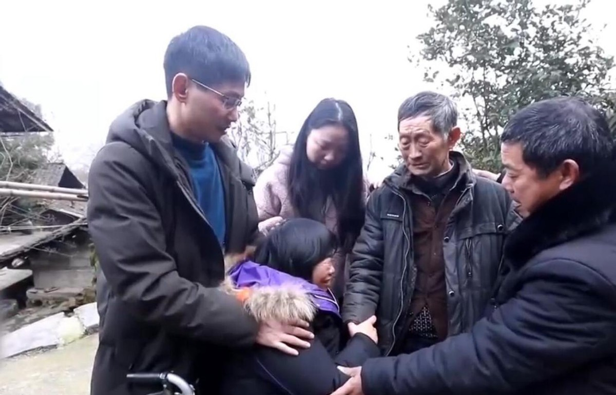 女儿结婚途中遇车祸,隐瞒26年未回娘家,男子做了26年未婚夫