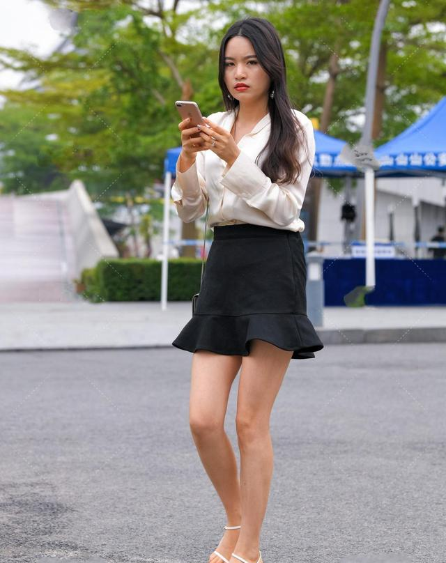 穿衣搭配|白衬衣与黑半裙相搭配,简约时髦,女人味十足
