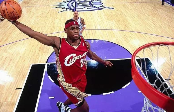 艾弗森|詹姆斯：我生涯首秀25分，艾弗森：我30分，他：麻烦都靠边站站！