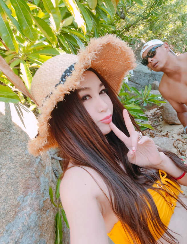 温碧霞|54岁温碧霞的状态有多好？抹胸搭牛仔裤，明艳妩媚动人，爱了爱了！