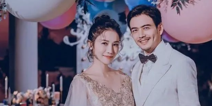 杨烁|“小包总”又翻车？杨烁深夜和长腿美女泡温泉，婚内出轨对娃粗暴