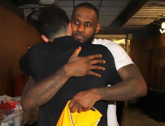 湖人队|湖人输球后，沃格尔话里带刺，戴维斯发声，詹姆斯主动送布克球衣