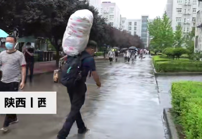 诡闻探听录|这就是父爱！跨千里扛20斤行李只为送女儿上学，舍不得，会常来看她