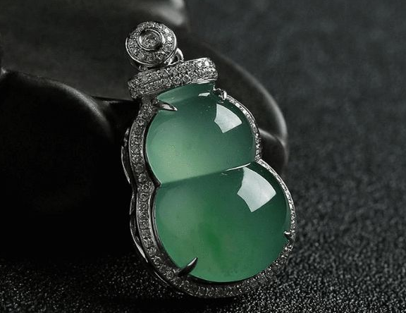 雕刻|没有任何装饰的翡翠饰品，为什么价值这么高？因为炒作吗？