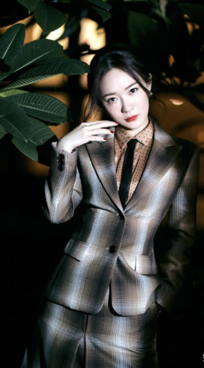 穿衣搭配|时尚辣妈霍思燕，穿衣真的好有品，尽情展现少女感