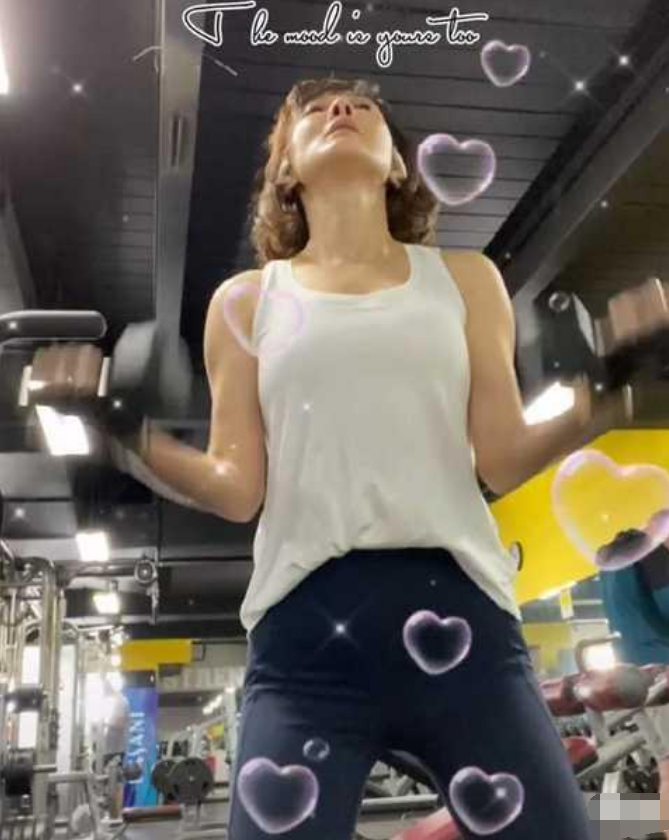 牛莉|47岁牛莉晒生活视频，手臂肌肉健硕不输年轻小伙，尖锐鼻头抢镜！