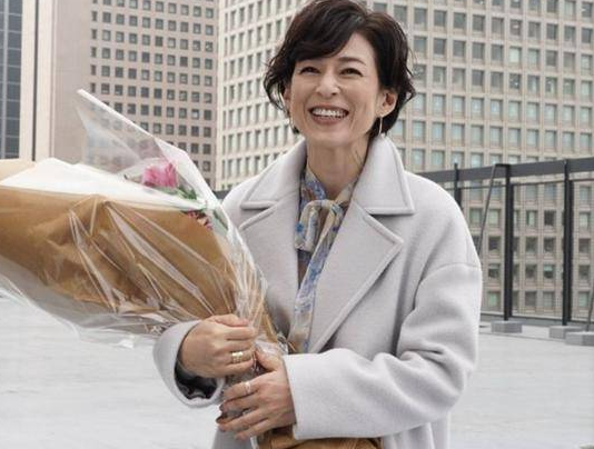 穿衣搭配|岁月从不败美人，铃木保奈美的穿搭，就是熟女风的典范啊！