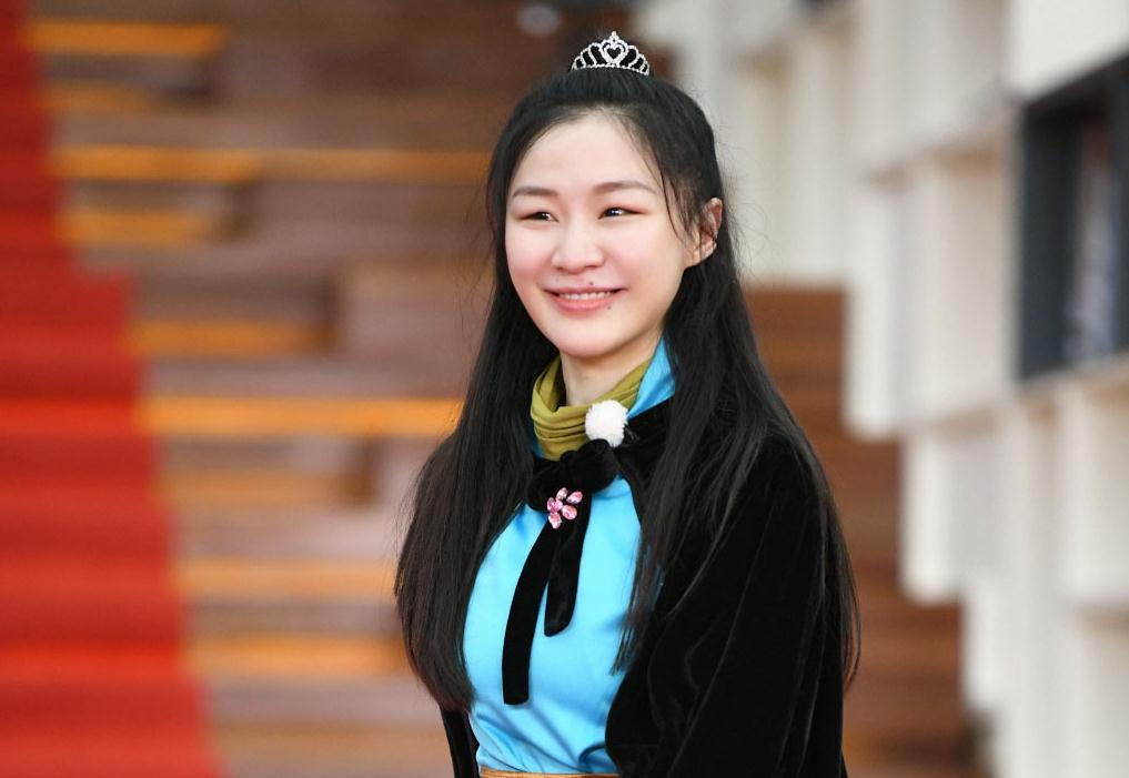 金靖|从一夜成名到被打回原形，金靖终于不行了，周星驰曾说她：太浮夸