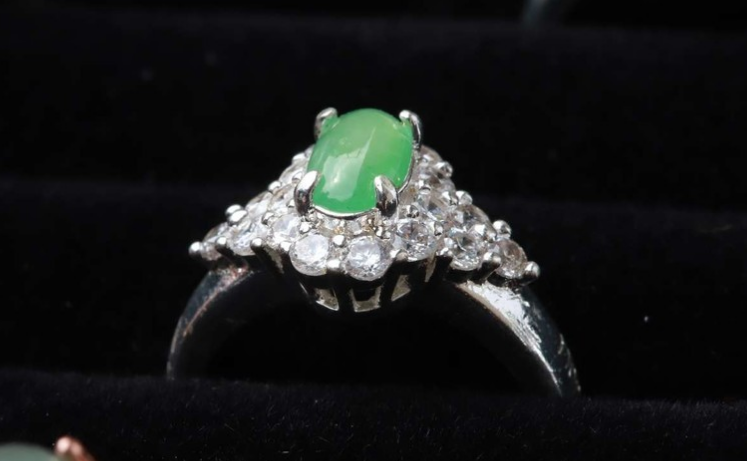 |新人如何买翡翠，才不容易被骗？有经验的人教你三招