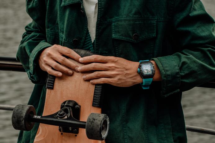 腕表魔术师郑师傅 Keanu Reeves送演员劳力士！主打潮奢DE手表能否弯道超车劳力士？