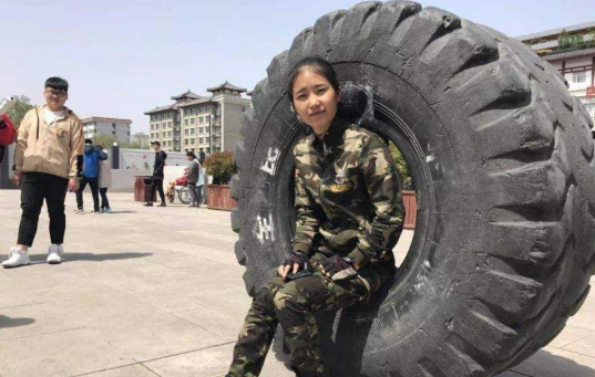 特斯拉|为啥许多人都在川藏线滚轮胎？当地人：滚半个月，赚了100万