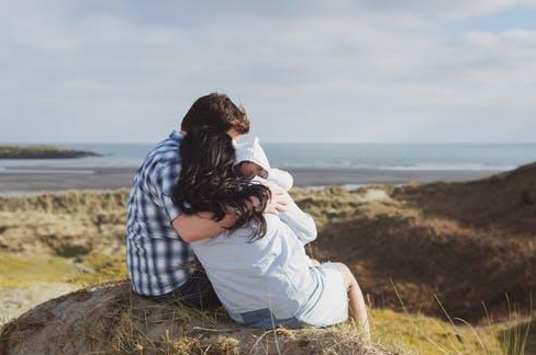 重庆 女儿女婿对岳母照顾有加，两家人关系很融洽，岳母的做法让人感动