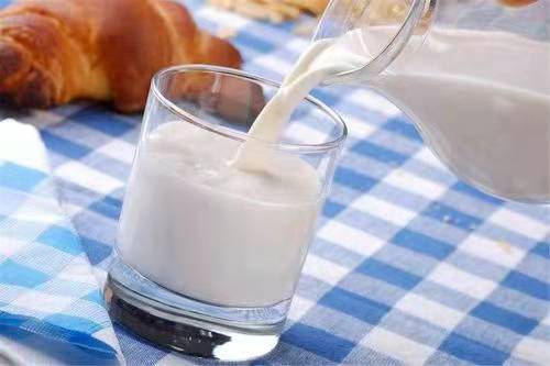 牛奶|女教师一天一杯牛奶,确诊肝癌,医生:无知,喝一口胜似8斤塑料袋