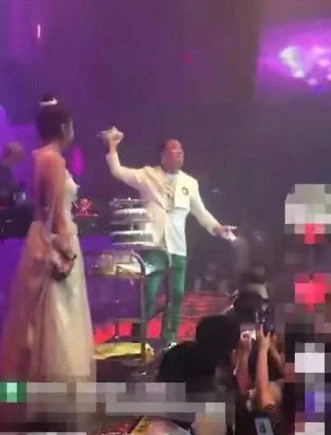 娱乐圈|娱乐圈最喜欢倚老卖老的男明星，往男演员头上浇酒，砸女工作人员脸